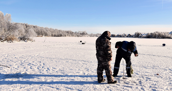 Рыба! Ты где там?! / Декабрь.Мороз минус 18. Рыбаки на озере, 
лунок насверлили и высматривают рыбу..... А она на мороз не хочет!