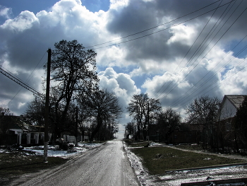 Улица,,, / Улица, Снег растаял, деревья,небо:кучерявые облака