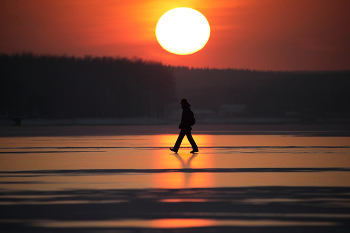 Прогулки по замерзшей воде / Прогулка по замерзшему озеру на закате