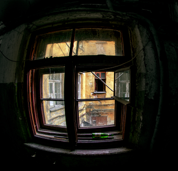 Окно напротив / Старые дворы Санкт-Петербурга