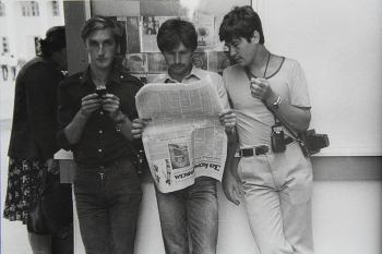 Газета За коммунизм / Мои товарищи с интересом читают свежую газету 1982г.