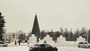 Растёт снежный город. / На центральной площади города.