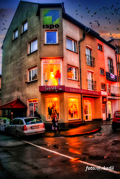 РОЖДЕСТВЕНСКИЕ ВЕЧЕРА. / Губен,вечер,дом, машина,люди.