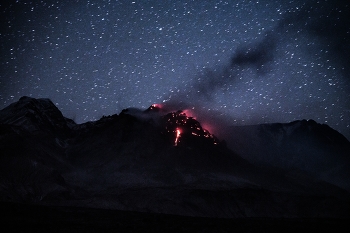 Извержение вулкана Шивелуч / Извержение вулкана Шивелуч ночью.