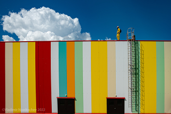Наблюдая облака / Стена торгового центра