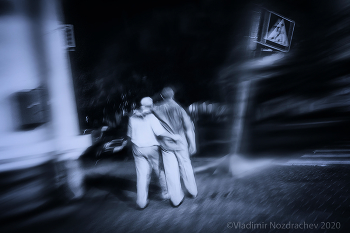 Держаться нету больше сил / Два товарища идут домой