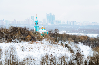 Город наступает / Церковь Рождества Пресвятой Богородицы в Крылатском