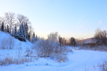 Прогулка по таежной реке / Лед едва покрыт снегом,
 но как здорово хрустит снег под ногами,
такая приятная морозная свежесть