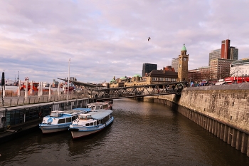 Hafen Hamburg / https://www.youtube.com/watch?v=zK_OjHB7ios&amp;t=19s
https://www.youtube.com/watch?v=DA7DProSV6o&amp;list=UUEOp3amNaNT0205lPmdFi8w&amp;index=19

Портовый центр и складской район Гамбурга:

https://www.youtube.com/watch?v=i0kxa-sex6o

https://www.youtube.com/channel/UCEOp3amNaNT0205lPmdFi8w/videos?

https://www.youtube.com/watch?v=IGn-NNqkBL0