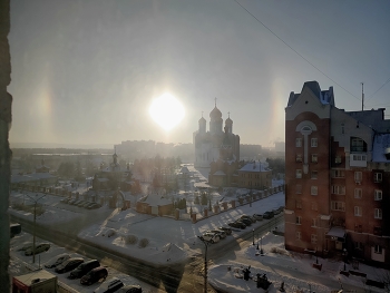 Большое солнце и гало. / Мобильное фото.