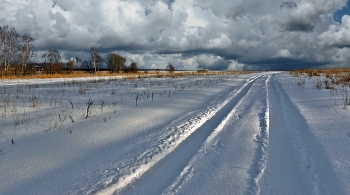 Зимняя дорога. / Зимняя дорога.
&quot;Нависает небо 
 низко над равниною. 
Зимняя дорога 
 убегает вдаль. 
Встану перед этой 
 дивною картиною 
И прольётся в душу 
 светлая печаль.&quot;