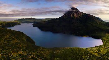 Вулкан Немо и Чёрное озеро / Вулкан Немо и Чёрное озеро, остров Онекотан.