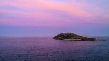 Чудо-юдо рыба-кит на охоте))) / Островок рядом с Мальоркой...