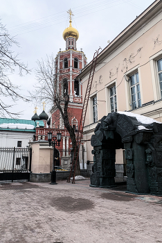 Всё будет х / музей Современного искусства(справа); 
Высоко-Петровский ставропигиальный мужской монастырь