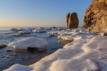 Зимнее утро / Раннее утро, чуть после восхода. Берег у небольшой бухты с местным названием 2-е Лангоу. Эксперимент с ХДР из трех РАВов (-1, 0,+1). 02.02.23 Заранее спасибо за просмотры, оценки, комментарии...