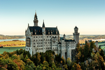 Замок Нойшванштайн / Замок Нойшванштайн, нем. Schloss Neuschwanstein , буквально: «Новый лебединый камень (утёс) — романтический замок баварского короля Людвига II около городка Фюссен и замка Хоэншвангау в юго-западной Баварии, недалеко от австрийской границы. Одно из самых популярных среди туристов мест на юге Германии.