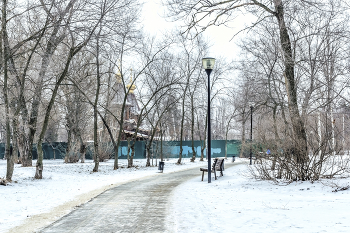 По дороге в парке / Парк Южный дорога зимним утром. Дорога к храму.. 
Зима утро в парке. Дорога и фонари, скамьи..