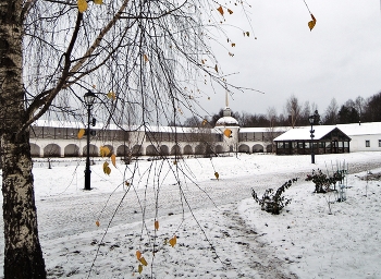 на территории Тихвинского Богородичного Успенского мужского монастыря / на территории Тихвинского Богородичного Успенского мужского монастыря