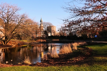 Февраль в парке цветов / Парк цветов (Planten un Blomen Hamburg) - общественный парк Гамбурга, одно из любимых мест отдыха горожан и туристов. Великолепие деревьев и цветов, интересный ландшафт, поющие фонтаны, восхитительный розарий, открытая сцена для концертов, кафе! Птицы и белочки - обитатели парка. В 2020 году парк отмечал юбилей 200 лет. Слайд-шоу парка в разные времена года:

https://www.youtube.com/watch?v=rC5fOQuG-qg

https://www.youtube.com/watch?v=KTC7lcq_V6g

https://www.youtube.com/watch?v=tKJmmXxh-1U

https://www.youtube.com/watch?v=glVWjqRqZr0