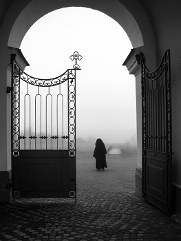 &nbsp; / Монахиня в тумане