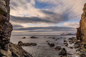 Мартовское утро / Берега вокруг небольшой бухточки Клоково (подробней в описании альбома), март 2021. Правей центра на горизонте, на фоне сопок, чернеют скалы мыса Бринера. По прямой 5,5 км. Заранее спасибо за просмотры, оценки, комментарии.