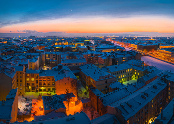 Дворы Санкт-Петербурга / Морозные зимние сумерки с подсветкой фонарей. 
Центральный район города, справа виднеется река Фонтанка. 
Январь, 2022 год.