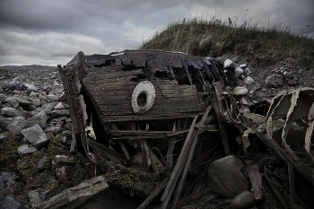 &nbsp; / Корабль засыпан землей и камнями