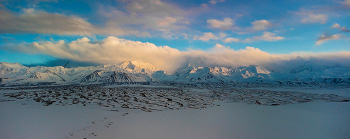 Памир / На границе Киргизии и таджикистана Заалайский хребет, стена 5-6-7 тысячников, в облаках спряталась самая высокая вершина Памира- пик Ленина- 7134 метра. Перед Заалайским хребтом расположена Алайская долина, высота 2,9-3 тысячи метров. Сзади Алайский хрет, здесь горы пониже- 4-5 тысяч метров