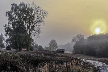 Утро в деревне.... / Осень, утро в деревне, Солнце с трудом пробивается через туман