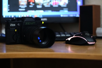 Зенит 21xs / Старичок Зенит 21xs с объективом Юпитер 37А 135 мм этот Зенит вроде бы произведён в Республике Беларусь аналог 12xs и ещё каких-то зенитов. В данный момент этот Зенит заряжён чёрно-белый фотоплёнкой. Фотографировать на плёнку после цифры сильно непривычно экспонометр показывает что кадр не доэкспонирован А все крутилки уже выкручены по максимуму А Света по-прежнему мало И ты уже не знаешь что дальше делать и не можешь посмотреть какой будет результат Жду с нетерпением когда отщёлкаю всю плёнку и мне проявят её и оцифрует, и тогда я увижу результат. 

Canon eos m50 
Индустар-61 

#CanonBelaus #CANON #LiveForTheStory #зенит #фэд #индустар61 #юпитер37а #пленка #canonm50 #ссср #чернобелоефото #фотопленка #фотоаппарат