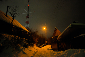 Снежный вечер #6 / Витебск. В кадр попала телевышка на Юрьевой горке. Вид из окружающего частного сектора.
