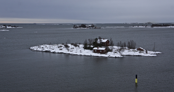 о. Русский (Ryssänsaari) / Островок Ryssänsaari (Russholmen) -- между крепостью Суоменлинна (Свеаборгом) и Южной гаванью Хельсинки.
Старая рыболовецкая база.

https://photocentra.ru/work/569374?id_auth_photo=29736
https://photocentra.ru/work/574925