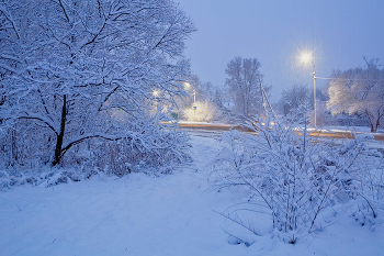 дорожные фонари / Прогулка по вечернему посёлку под моросящим снегом.