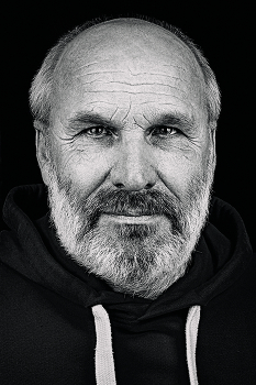 &nbsp; / Моя «первая проба пера», сделать портрет с последующей обработкой в стиле обложки журнала «Esquire»
Сильно тапками не закидывайте. Как говорил в фильме «Золушка»:
- Я ведь не волшебник! Я только учусь!»
Буду рад услышать конструктивную критику