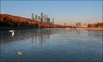 По Москве реке... / Поздняя осень. По Москве реке.