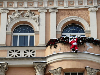 Жизнь на фасаде / Дом в Черниговском переулке в Москве.