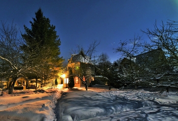 "В лунном сиянье снег серебрится ..." / "В лунном сиянье ранней весною
 Вспомнились встречи, друг мой, с тобою.
 Вспомнился зал мне с шумной толпою,
 Личико милой с белой фатою ..."
 Е.Юрьев