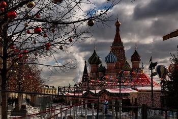 **Праздничная площадь.* / Прогулки по Москве.
