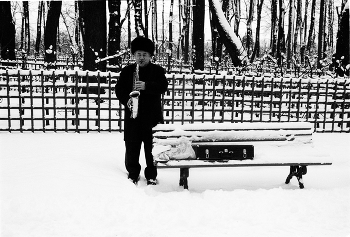 Зимний Летний сад / саксофонист играет стоя в свежем снегу