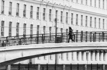 Пешеход / Зверев мост на водоотводном канале. Москва.