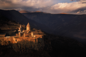 Татевский монастырь в уходящих солнечных лучах. / Фото сделано во время поездки по Армении