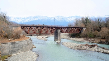Железнодорожный мост через реку Алдзга, Абхазия. / ***