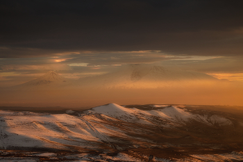 Закатная феерия с видом на Арарат / Фото снято из арки Чаренца