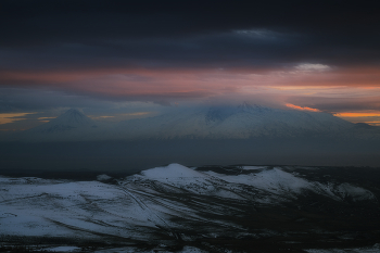 Закатная феерия с видом на Арарат / Фото сделано из арки Чаренца