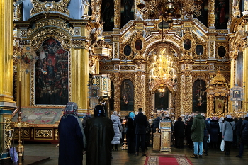 *В храме.** / Смоленск, Успенский Собор.