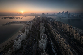 Sun Rising Over Dubai / Солнце неспешно поднималось из дымки окутавшей арабский мегаполис