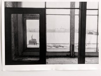 Сфинкс / Чёрно-белая фотография с видом окна и того, что за ним. Статуя человека-кошки в каком-то городе на реке.