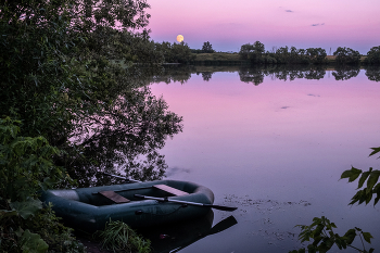 Сиреневый вечер / Фотография озера после заката. Полнолуние и интересные краски неба и воды