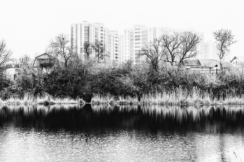 За городской чертой.. / У края города, левый берег, У Воронежского водохранилища.. Вид с берега на дома, через частный сектор.. В стиле Fine Art process-High Contrast, переведено в черно-белое.