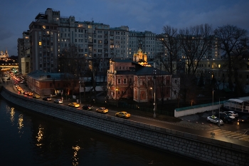 Церковь Святителя Николы на Берсеневке / Место, на котором стоит храм, издревле было занято церковными постройками. Так, в 1390 году в этой местности значился Никольский на Болоте монастырь, там существовал деревянный храм, именуемый в летописи 1475 года «Церковь Николы на Песку, зовумая Борисова» (что указывает на принадлежности её богатому вотчиннику), а в 1625 году упоминаемая как «Великий Чудотворец Николай за Берсеневою решеткою» (в 1504 году Москва в рамках борьбы с пожарами и преступностью была поделена на участки, одним из которых управлял знатный боярин Иван Берсень-Беклемишев).